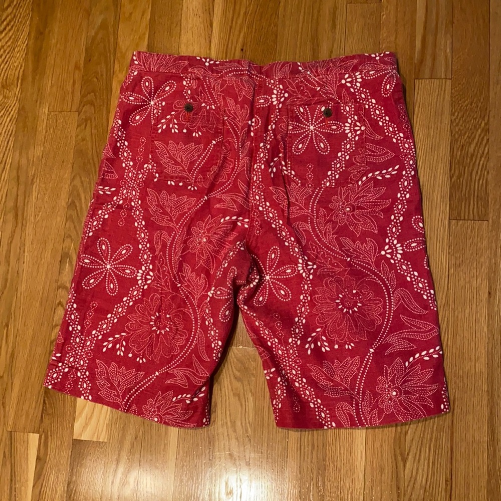 Bermudas!! Red and white, you add the blue shirt!